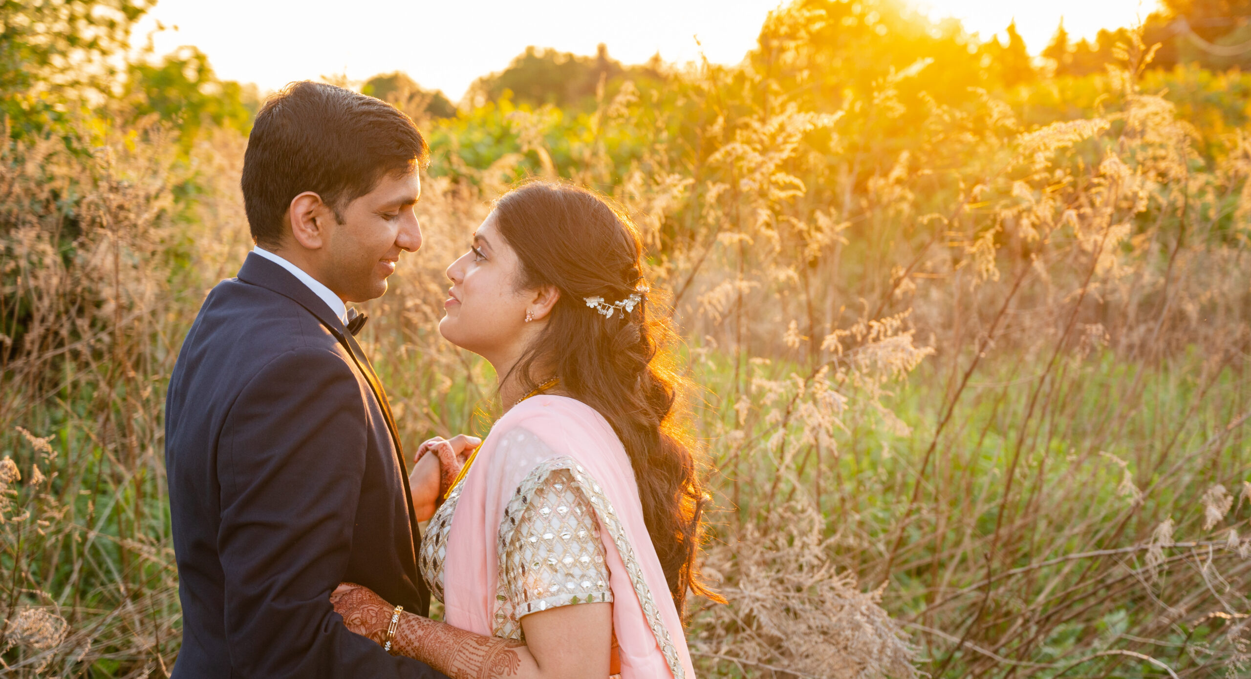 Dazzling indian couple posing for photo shoot | Photo 125352